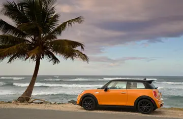 F56の横姿。ボディ、黒い窓の帯、ルーフという三つの層を見分けられる。(海外仕様の公式写真)
