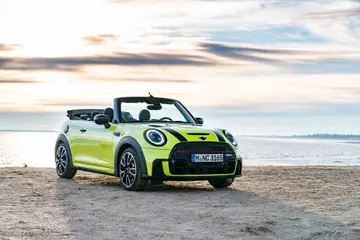 ゼスティ・イエローのF57 MINI Convertible。2021年の改良時に紹介された専用色。(海外仕様の公式写真)