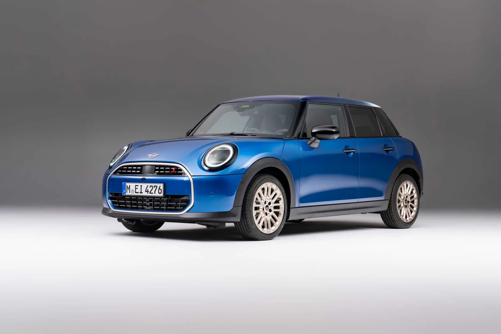 海沿いに停まる現行MINI Cooper 5 Door