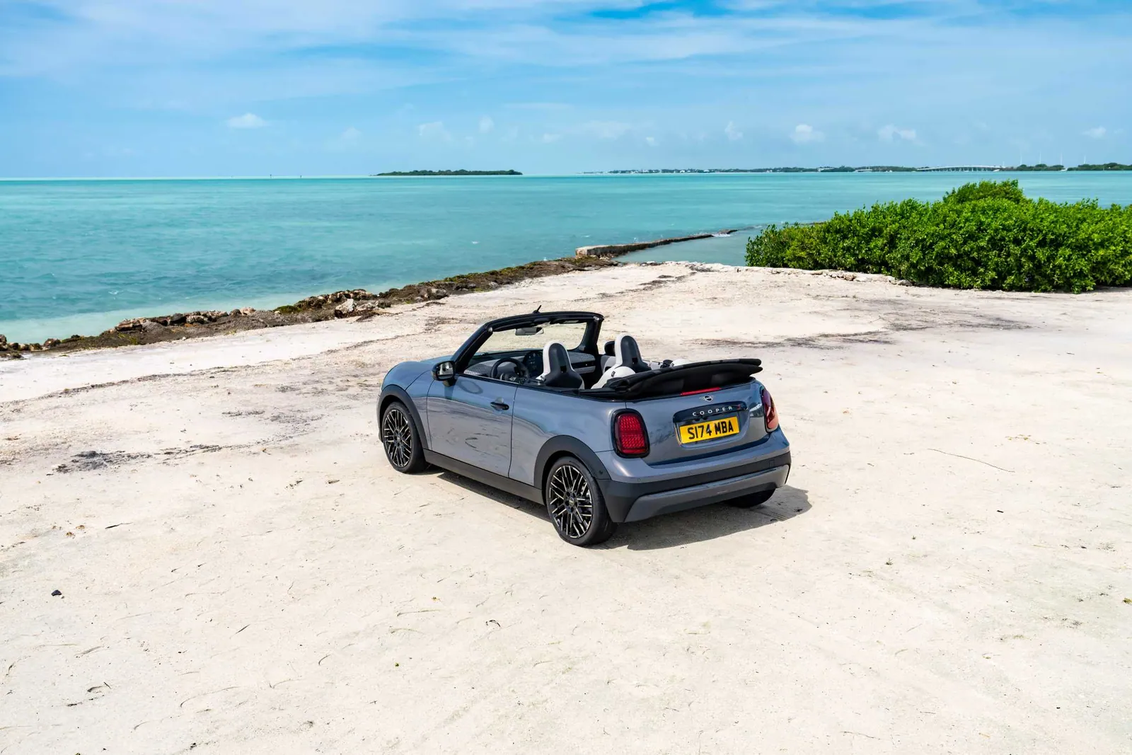 海沿いを走る現行MINI Cooper S Convertible