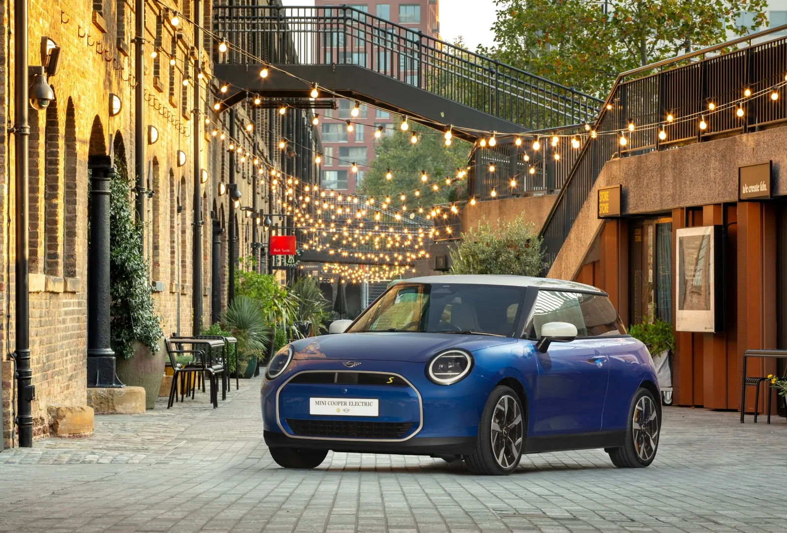 海辺に停まる現行MINI Cooper Electric