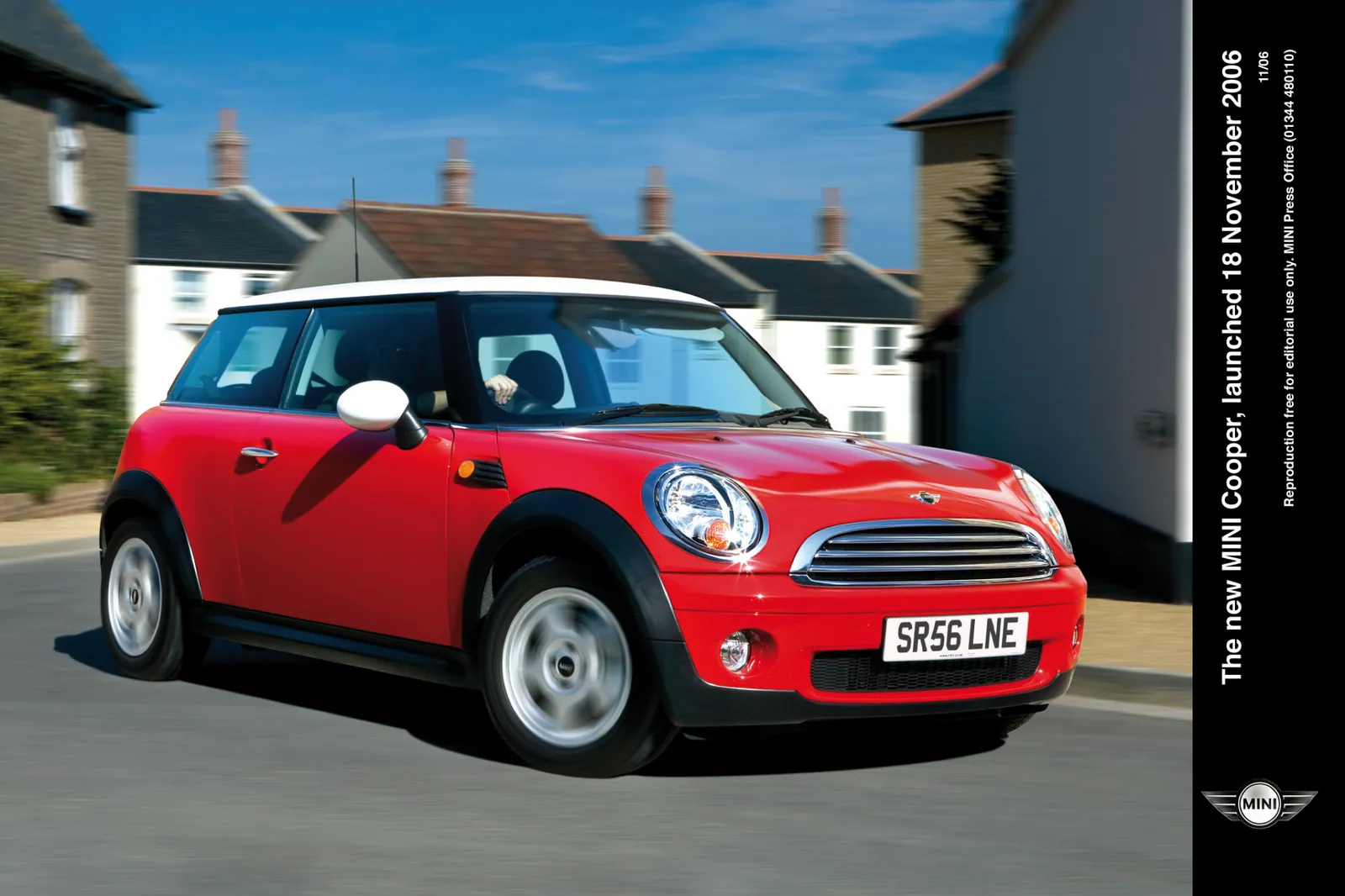 英国の街を走る赤い第2世代MINI Cooper